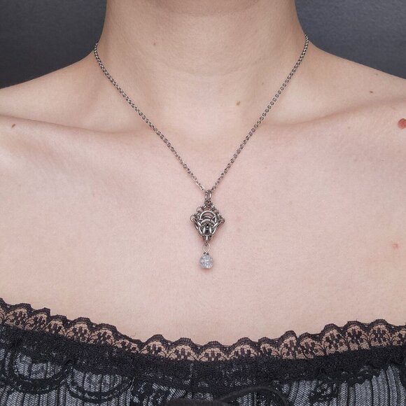 Vintage classic & elegant diamond-shaped silver necklace with a blue pearl - Picture 1 of 10
